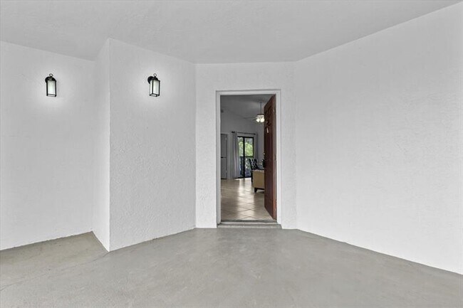 Foto del edificio - 2445 SW 18th Terrace
