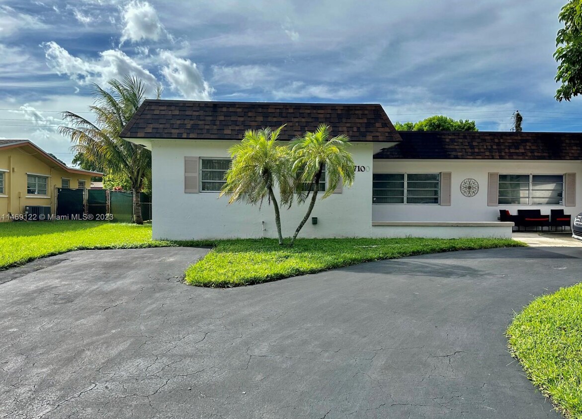 Primary Photo - 7100 NW 16th St
