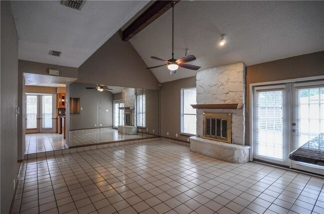 Foto del edificio - 6618 Hunt Dr