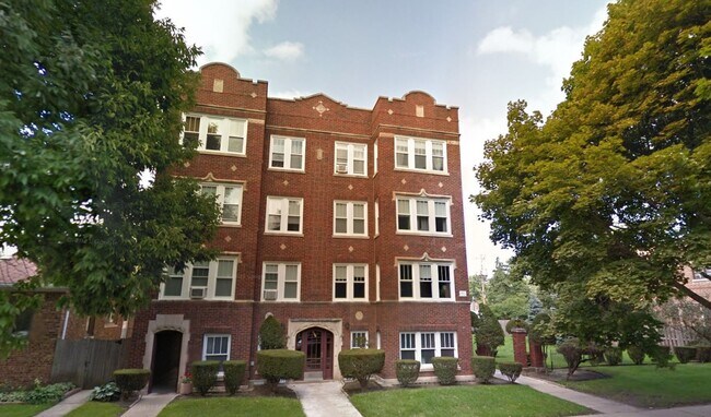 Foto del edificio - Spacious Renovated Top Floor 2bed/1bath In West Rogers Park