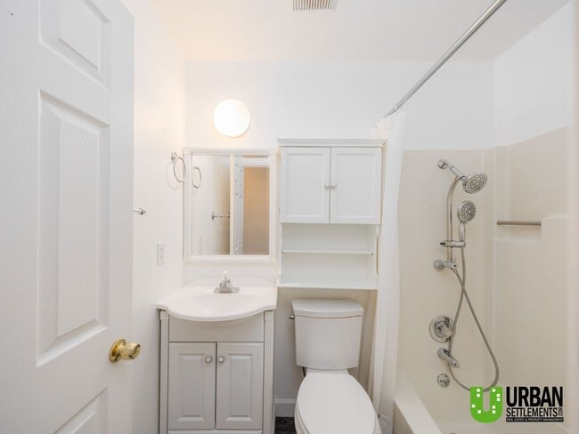 Building Photo - Modern 1 bedroom condo with garage for ren...