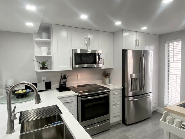 Building Photo - 20 Royal Palm Way