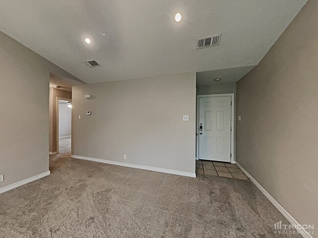 Building Photo - 8620 Santa Clara Dr