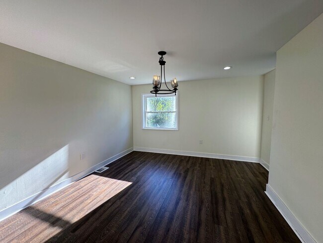 Foto del edificio - 3 bed 1.5 bath - freshly updated, central air, dishwasher, washer/dryer