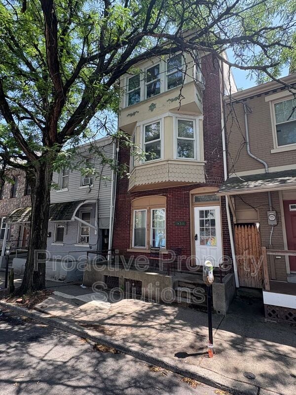 Primary Photo - 934 Walnut St