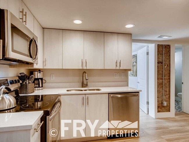 Building Photo - Bright, Remodeled Basement Apartment in Potter Highlands