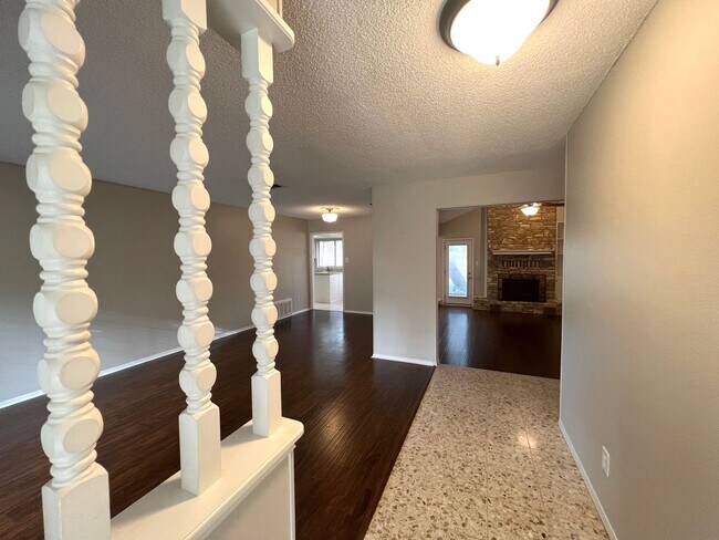 Foto del edificio - Charming single-story home with 4 bedrooms and 2 bathrooms for rent in neighborhood of Anderson M...