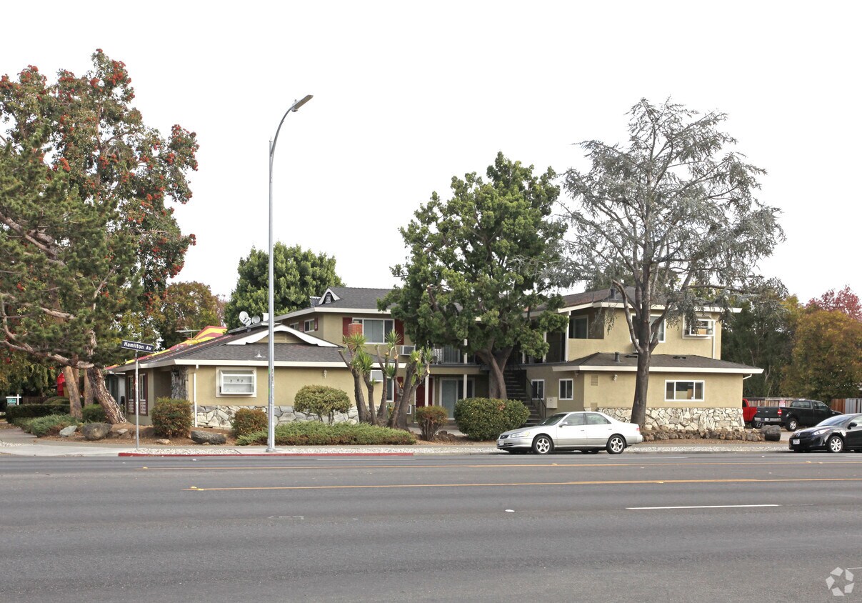 Building Photo - 1596 Mendenhall Dr