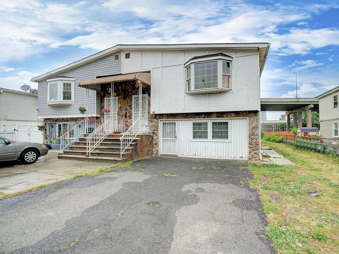 Building Photo - 14 Chopin Ct
