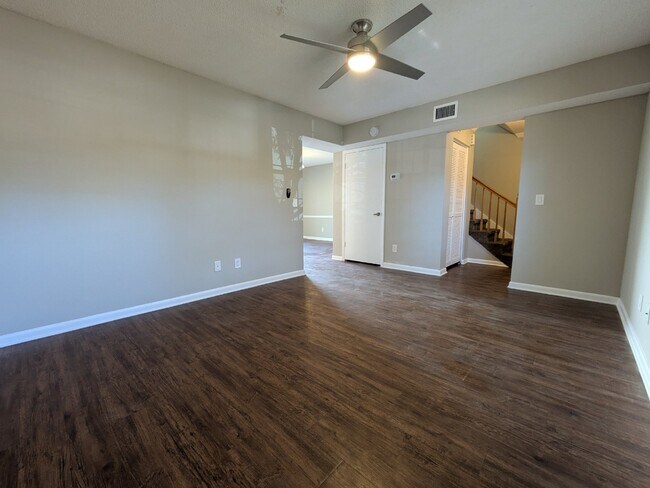 Foto del edificio - "COMING SOON! Spacious 3-Bedroom Townhouse Retreat with 2.5 Baths in Orange Park Awaits!"