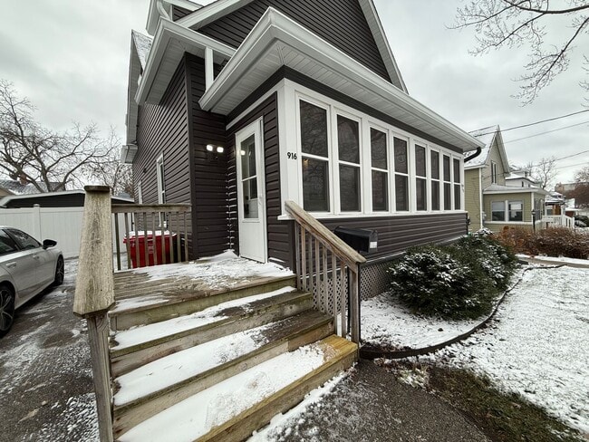 Building Photo - 916 1st St SE