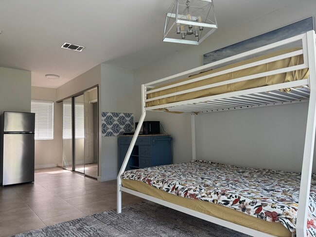 Building Photo - 2561 SE Victory Ave