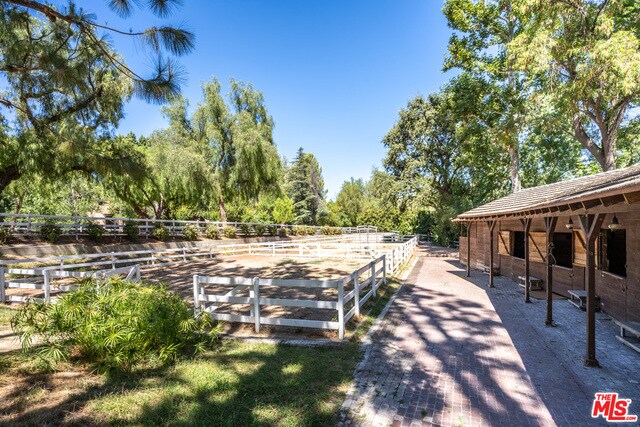 Foto del edificio - 24878 Long Valley Rd