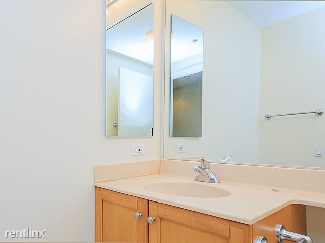 Building Photo - 1 br, 1.5 bath  - 400 N La Salle Dr Apt 2005