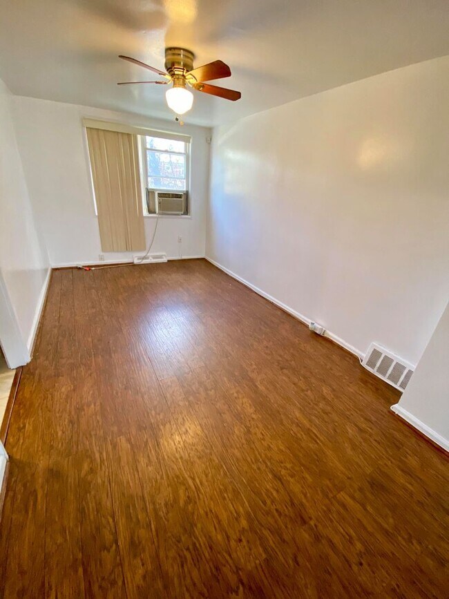 Foto del edificio - Charming 3Bed/1Bath in Cedonia Neighborhood