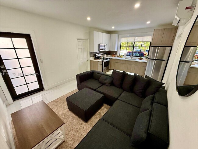 Building Photo - 733 Michigan Ave