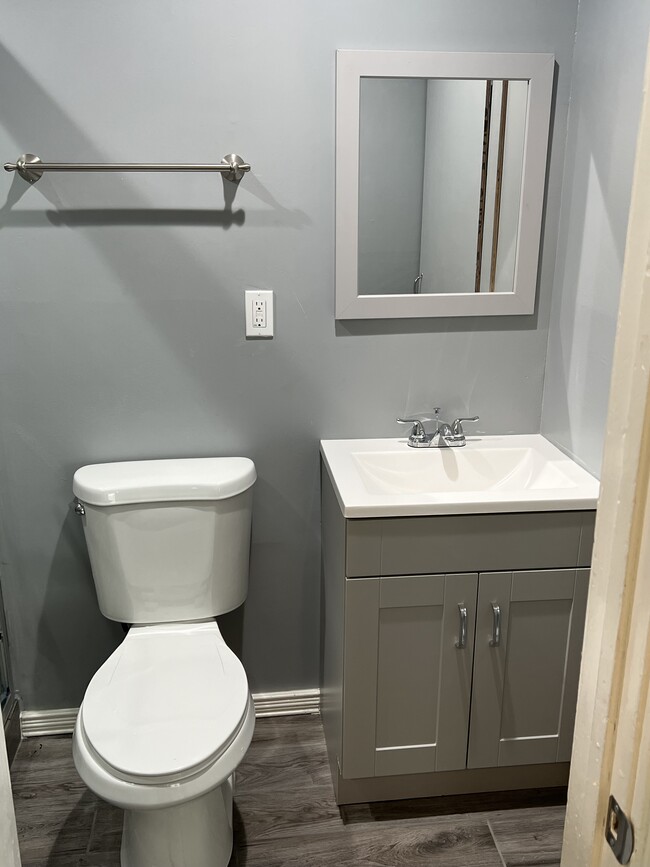 Baño remodelado en la planta baja - 3332-3336 Stocker St