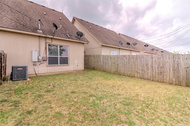Building Photo - 126 Sandstone Dr