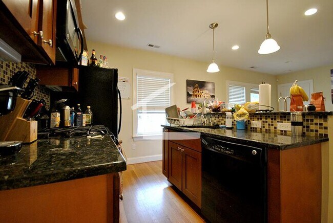 Foto del edificio - 9/1 Renovated 4BR/2BA near Oak Sq, Mass Pike, Brighton Ctr!