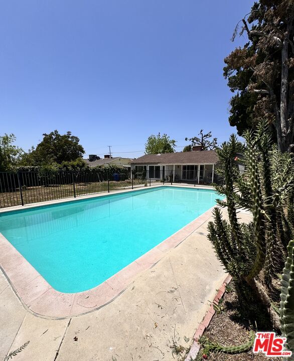 Primary Photo - 8936 Balboa Blvd