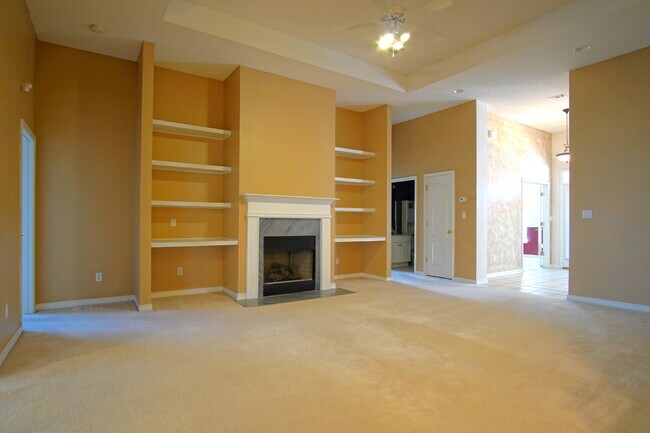 Building Photo - Spacious 4-Bed, 3-Bath Brick Home in Glenm...