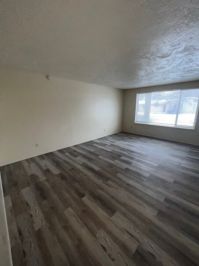 Building Photo - 2 Bed 1 Bath in Boise!