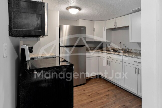 Foto del edificio - 1044 W 28th St