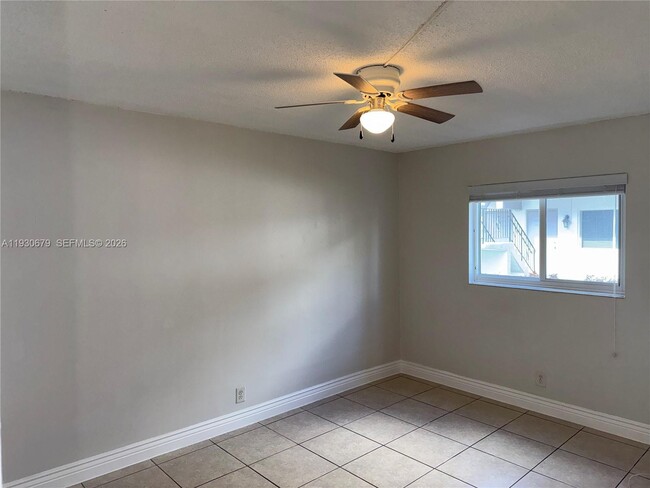 Building Photo - 711 NE 2nd Ave