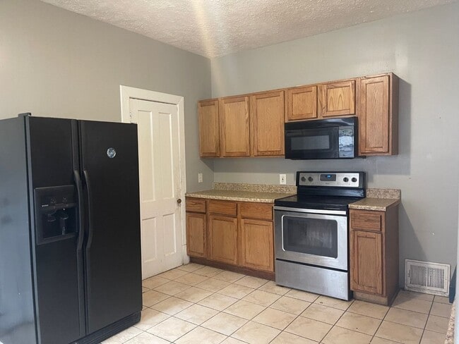 Foto del edificio - 4 Bedroom 2 bath House Available Now!!