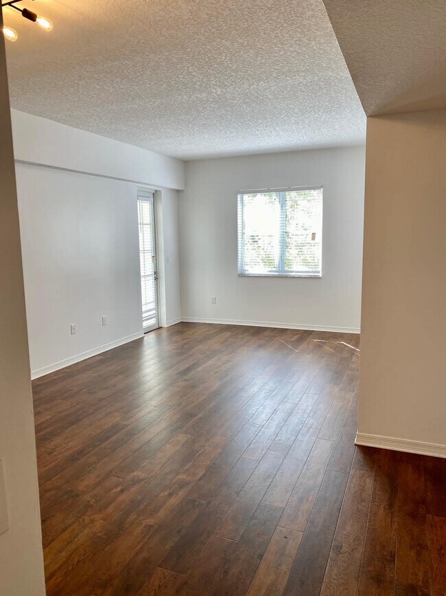 Building Photo - 1209 Main St