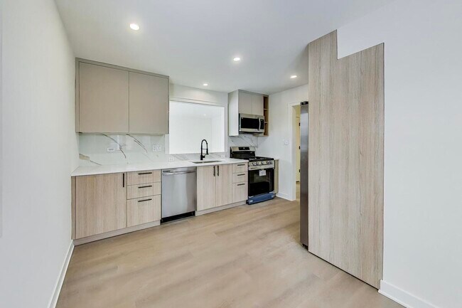 Building Photo - 5028 N Oneida Ave