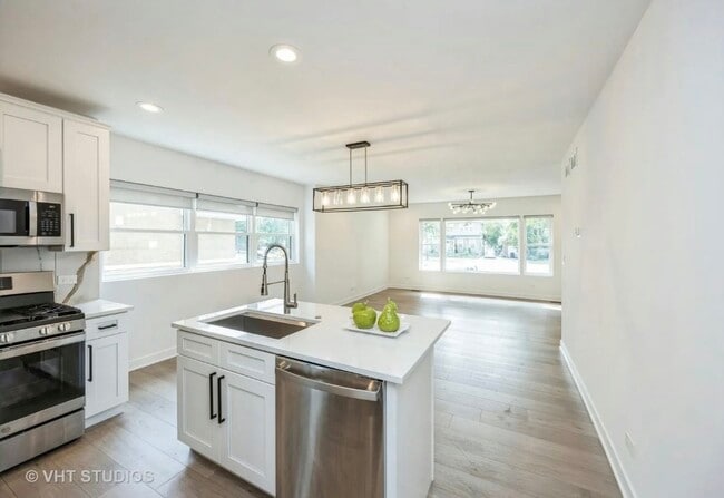 Building Photo - 823 N La Grange Rd