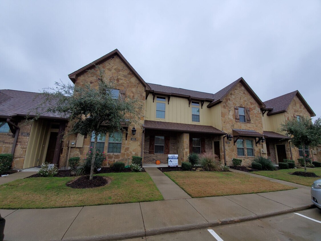Foto del edificio - 4 Bedroom / 4 Bath in The Barracks Townhomes