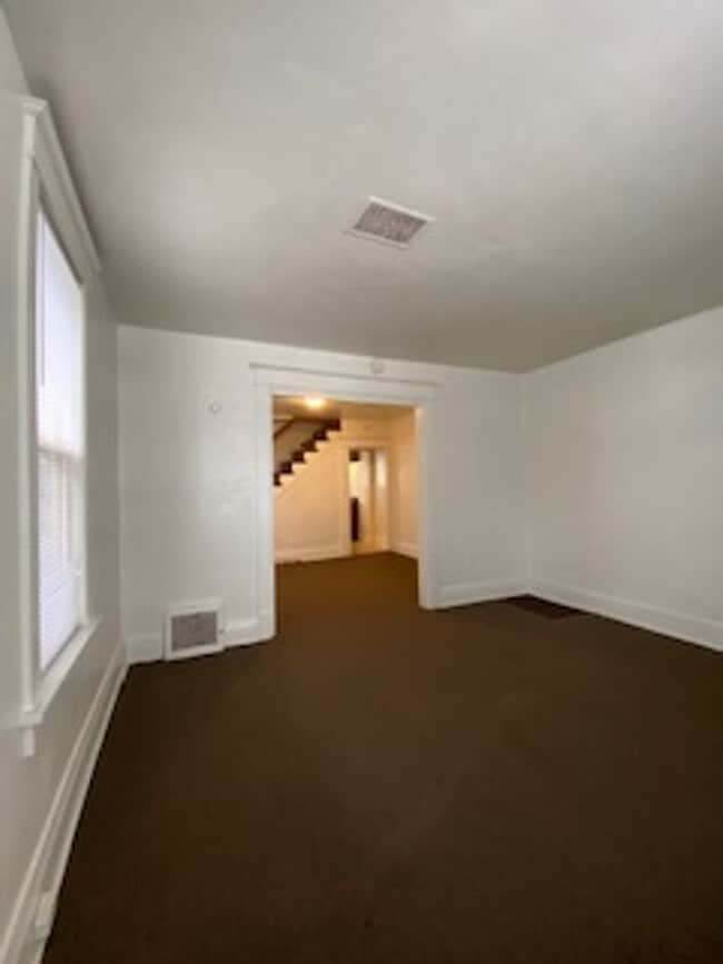Building Photo - 3 Bedroom Duplex with Fenced in Yard and D...