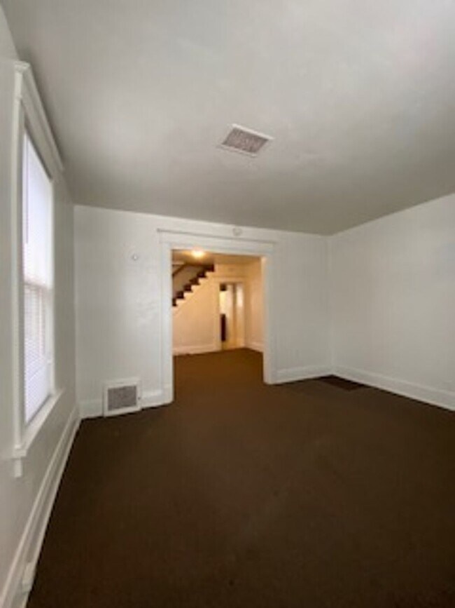 Foto del edificio - 3 Bedroom Duplex with Fenced in Yard and D...