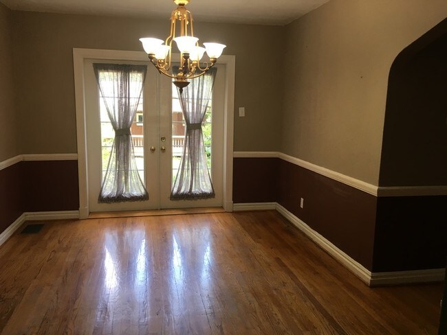 Foto del edificio - 1042 N Geyer Rd, Kirkwood, MO 63122