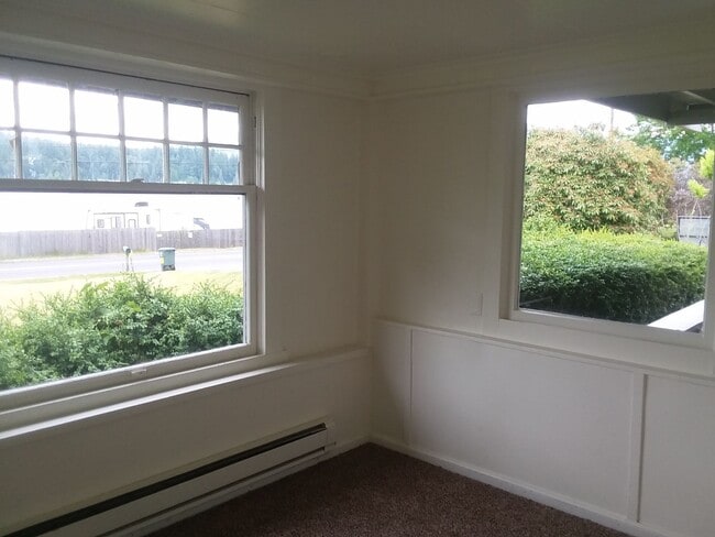 Foto del edificio - Spacious 3-Bedroom Home for Rent in Silver...