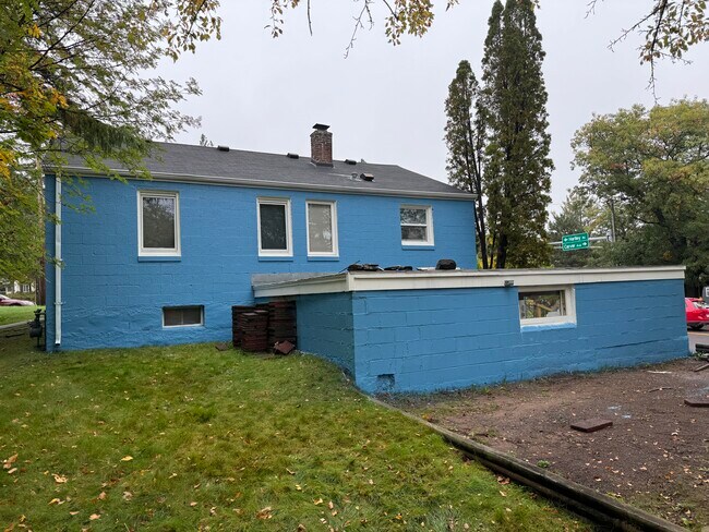 Building Photo - 424 W Arrowhead Rd
