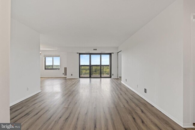 Building Photo - 309 Yoakum Pkwy