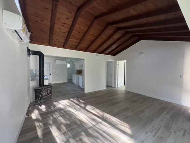 Foto del edificio - Charming Woodland Hills3+2  Home completely remodeled