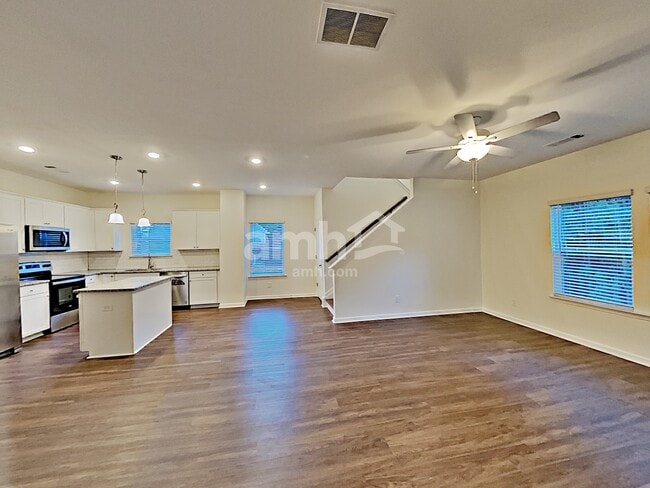 Building Photo - 553 Camp dr