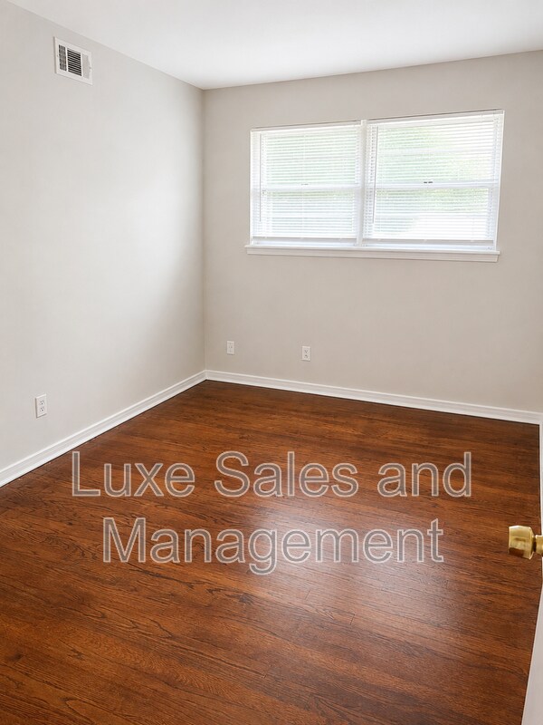 Building Photo - 3508 Meadowbrook Dr