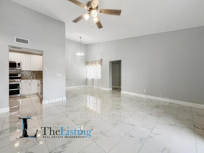 Foto del edificio - 2482 Lakeway Branch Dr