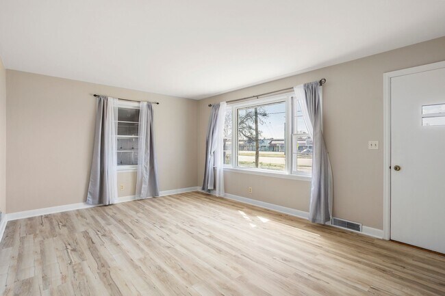 Building Photo - Three Bedroom Appleton House