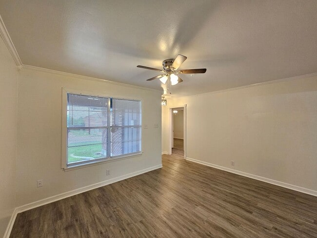 Building Photo - HUGE RENT REDUCTION AND $99 MOVE IN SPECIAL!