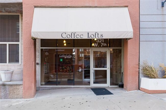 Foto del edificio - 321 W 7th St