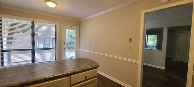 Foto del edificio - Charming Duplex in Prime Alpharetta Locati...