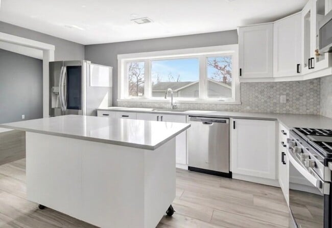 Building Photo - 10 Oak St