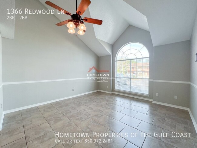 Foto del edificio - 1366 Redwood Ln