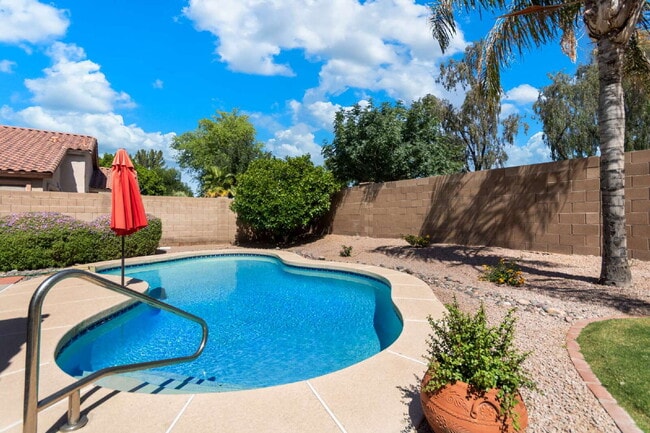 Foto del edificio - 4 bed 3 bath Single Family Home with Pool ...
